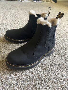 Dr. Martens Black Leather Chelsea Boots with Cream Fur Trim size 6
